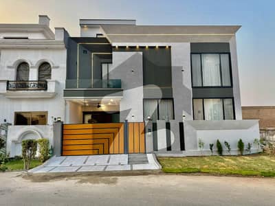 سٹی ہاؤسنگ سوسائٹی گوجرانوالہ میں 6 کمروں کا 8 مرلہ مکان 3.8 کروڑ میں برائے فروخت۔