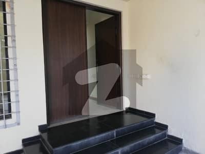 ایف ۔ 7 اسلام آباد میں 8 کمروں کا 1 کنال مکان 14.0 لاکھ میں کرایہ پر دستیاب ہے۔