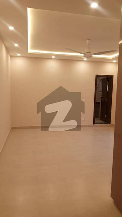 10 Marla ful house Available for Rent