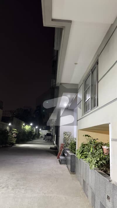 مال روڈ لاہور میں 3 کمروں کا 6 مرلہ فلیٹ 1.3 لاکھ میں کرایہ پر دستیاب ہے۔