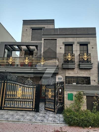 بحریہ ٹاؤن سیکٹر سی بحریہ ٹاؤن,لاہور میں 5 کمروں کا 10 مرلہ مکان 3.59 کروڑ میں برائے فروخت۔