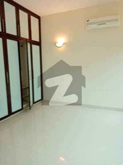 ایف ۔ 11 اسلام آباد میں 3 کمروں کا 12 مرلہ فلیٹ 4.5 کروڑ میں برائے فروخت۔