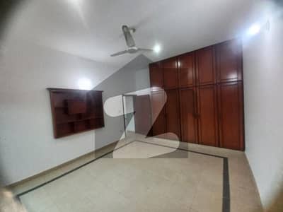 ویلینشیاء ۔ بلاک جے ویلینشیاء ہاؤسنگ سوسائٹی,لاہور میں 6 کمروں کا 1 کنال مکان 5.0 کروڑ میں برائے فروخت۔