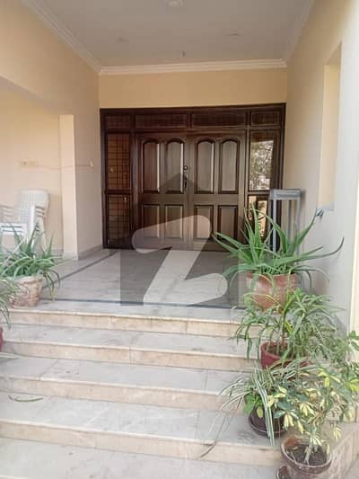 ڈی ایچ اے فیز 4 ڈی ایچ اے ڈیفینس,کراچی میں 4 کمروں کا 2 کنال زیریں پورشن 3.95 لاکھ میں کرایہ پر دستیاب ہے۔