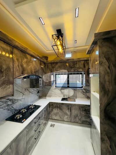 8 marla extraordinary house for sale very Hote location