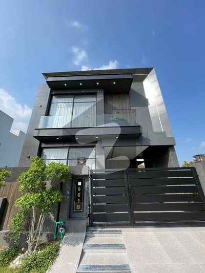 5 MARLA BRAND NEW MODREN LUXRY HOUSE FOR SAKE NEAR TO PARK VERY REASNOBLE DEEL IN DHA PHASE 9 TOWN