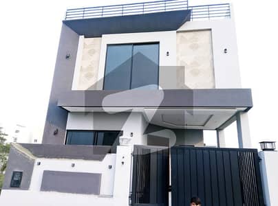 ڈی ایچ اے 9 ٹاؤن ڈیفنس (ڈی ایچ اے),لاہور میں 3 کمروں کا 5 مرلہ مکان 2.4 کروڑ میں برائے فروخت۔