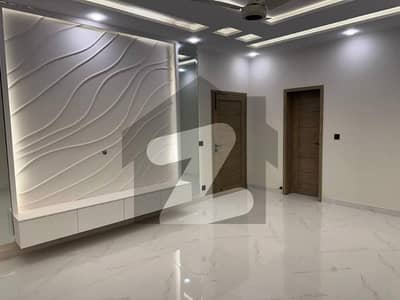 1 Kanal Slightly Use Like New Upper Portion Morden Luxury Design Available for Rent Hot Location