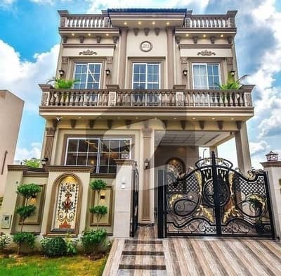 ڈی ایچ اے 9 ٹاؤن ڈیفنس (ڈی ایچ اے),لاہور میں 3 کمروں کا 5 مرلہ مکان 2.42 کروڑ میں برائے فروخت۔