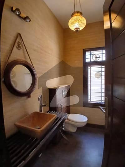 ڈی ایچ اے فیز 8 ڈی ایچ اے ڈیفینس,کراچی میں 5 کمروں کا 1 کنال مکان 6.5 لاکھ میں کرایہ پر دستیاب ہے۔