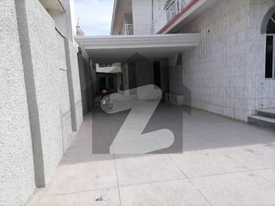 ایف ۔ 10 اسلام آباد میں 6 کمروں کا 1 کنال مکان 4.5 لاکھ میں کرایہ پر دستیاب ہے۔