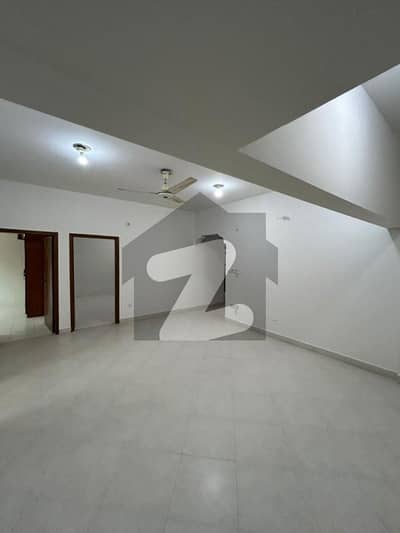 بہادر آباد گلشنِ اقبال ٹاؤن,کراچی میں 4 کمروں کا 9 مرلہ فلیٹ 4.5 کروڑ میں برائے فروخت۔