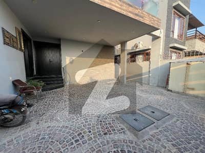 ڈی ایچ اے فیز 8 ڈی ایچ اے ڈیفینس,کراچی میں 6 کمروں کا 1 کنال مکان 15.0 کروڑ میں برائے فروخت۔