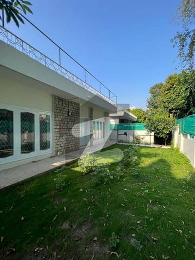 F-8 Livable House For Sale, Size 50x90, 5 Bedrooms, Price 26.50 Crore