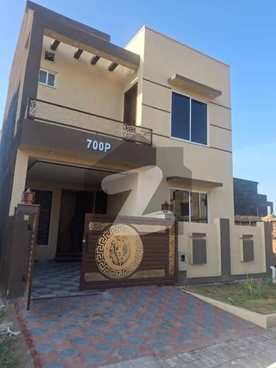 بحریہ ٹاؤن فیز 8 ۔ بلاک ایم بحریہ ٹاؤن فیز 8,بحریہ ٹاؤن راولپنڈی,راولپنڈی میں 3 کمروں کا 5 مرلہ مکان 2.2 کروڑ میں برائے فروخت۔