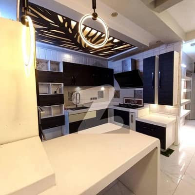 کلفٹن کراچی میں 3 کمروں کا 9 مرلہ فلیٹ 1.6 لاکھ میں کرایہ پر دستیاب ہے۔