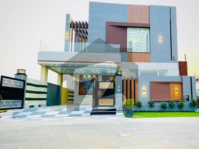 ڈی ایچ اے فیز 4 ۔ بلاک کے کے ڈی ایچ اے فیز 4,ڈیفنس (ڈی ایچ اے),لاہور میں 5 کمروں کا 9 مرلہ مکان 5.5 کروڑ میں برائے فروخت۔