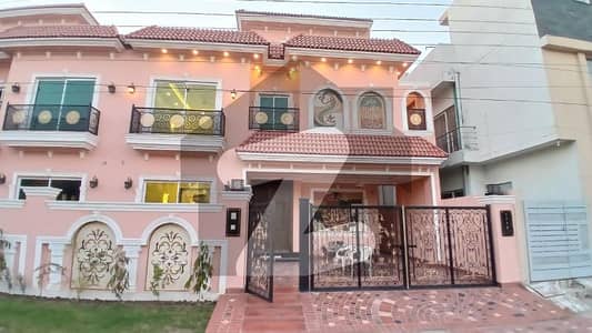 بینکرز کوآپریٹو ہاؤسنگ سوسائٹی لاہور میں 5 کمروں کا 10 مرلہ مکان 4.65 کروڑ میں برائے فروخت۔