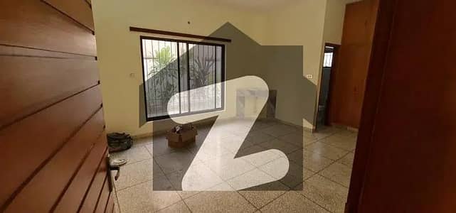 ایف ۔ 11 اسلام آباد میں 6 کمروں کا 1 کنال مکان 15.5 کروڑ میں برائے فروخت۔