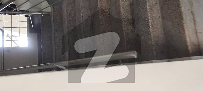 عسکری لاہور میں 4 کمروں کا 13 مرلہ فلیٹ 1.65 لاکھ میں کرایہ پر دستیاب ہے۔