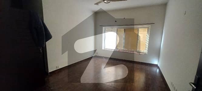 OPEN BASMENT 3BED BATH SEPRAT GATE