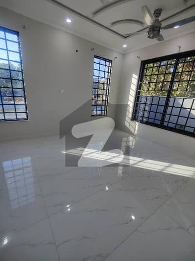 Luxury 10 Marla House For Rent