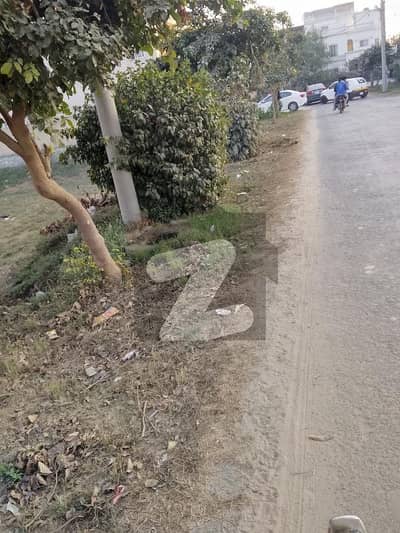 فارمانئیٹس ہاؤسنگ سکیم لاہور میں 1 کنال رہائشی پلاٹ 2.35 کروڑ میں برائے فروخت۔