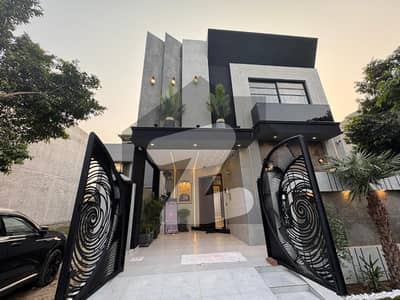 ڈی ایچ اے 9 ٹاؤن ڈیفنس (ڈی ایچ اے),لاہور میں 3 کمروں کا 5 مرلہ مکان 2.05 کروڑ میں برائے فروخت۔