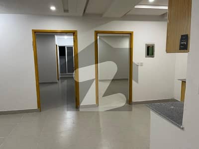 5MARLA FLAT FOR RENT 2 BED ATTACH BATH LOUNCH KITCHEN DRYING