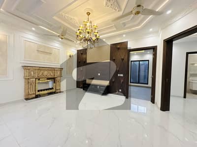 لیک سٹی میڈوز فیز 1 لیک سٹی میڈوز,لاہور میں 5 کمروں کا 10 مرلہ مکان 4.1 کروڑ میں برائے فروخت۔