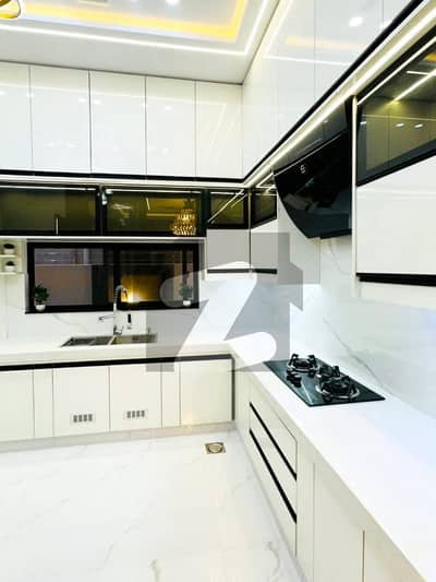 بحریہ ٹاؤن فیز 8 بحریہ ٹاؤن راولپنڈی,راولپنڈی میں 3 کمروں کا 5 مرلہ مکان 1.95 کروڑ میں برائے فروخت۔