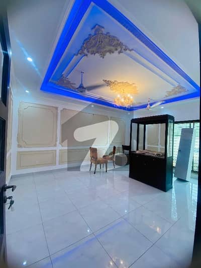 بحریہ ٹاؤن ۔ بابر بلاک بحریہ ٹاؤن سیکٹر A,بحریہ ٹاؤن,لاہور میں 5 کمروں کا 1 کنال مکان 5.85 کروڑ میں برائے فروخت۔