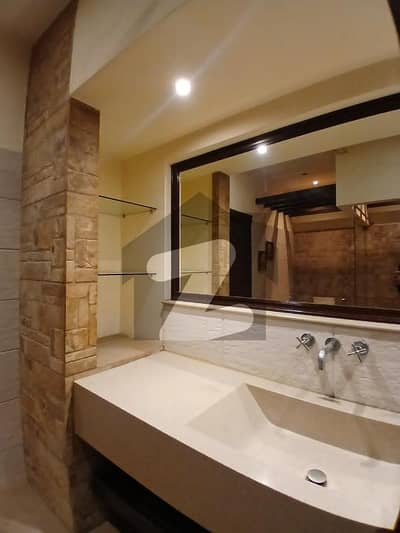 ڈی ایچ اے فیز 8 ڈی ایچ اے ڈیفینس,کراچی میں 6 کمروں کا 1 کنال مکان 7.5 لاکھ میں کرایہ پر دستیاب ہے۔