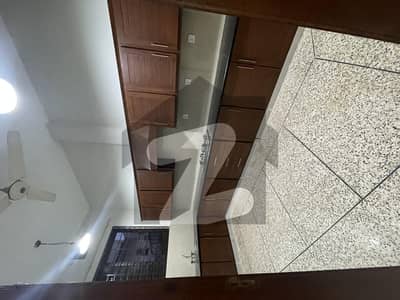 ایف ۔ 10 اسلام آباد میں 3 کمروں کا 1 کنال بالائی پورشن 2.2 لاکھ میں کرایہ پر دستیاب ہے۔