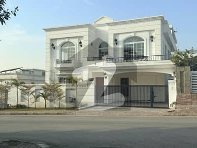 Dead end plot with huge green belt back and side open