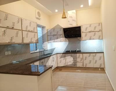 جی ۔ 13 اسلام آباد میں 7 کمروں کا 1 کنال مکان 13.5 کروڑ میں برائے فروخت۔