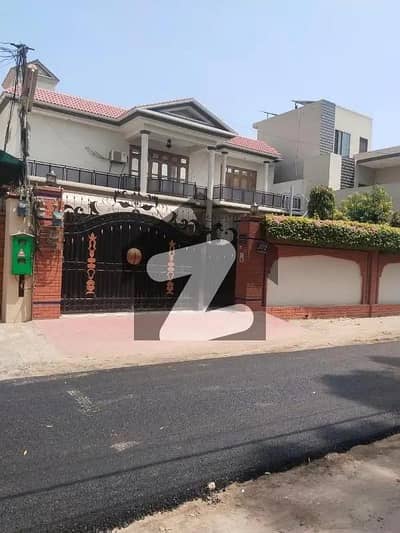 شمس آباد کالونی ملتان میں 6 کمروں کا 1 کنال مکان 5.0 کروڑ میں برائے فروخت۔ شمس آباد کالونی ملتان میں 6 کمروں کا 1 کنال مکان 5.0 کروڑ میں برائے فروخت۔