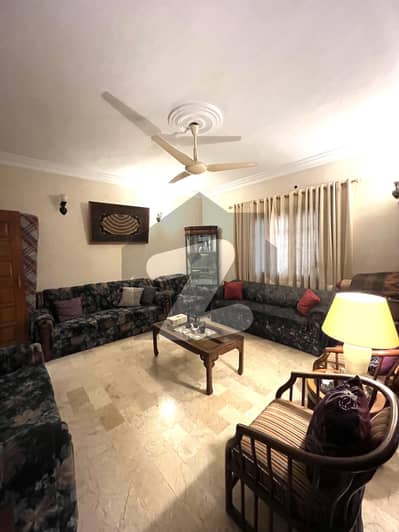 کلفٹن ۔ بلاک 5 کلفٹن,کراچی میں 3 کمروں کا 10 مرلہ فلیٹ 5.5 کروڑ میں برائے فروخت۔