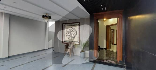 کینٹ ہاؤسنگ سکیم چناب رینجرز روڈ,سیالکوٹ میں 5 کمروں کا 10 مرلہ مکان 5.35 کروڑ میں برائے فروخت۔