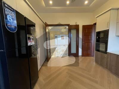 ڈی ایچ اے فیز 8 ڈیفنس (ڈی ایچ اے),لاہور میں 5 کمروں کا 1 کنال مکان 7.85 کروڑ میں برائے فروخت۔