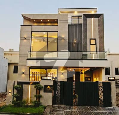 ڈی ایچ اے 9 ٹاؤن ڈیفنس (ڈی ایچ اے),لاہور میں 3 کمروں کا 5 مرلہ مکان 2.1 کروڑ میں برائے فروخت۔