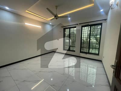 آئی ۔ 8 اسلام آباد میں 3 کمروں کا 1 کنال بالائی پورشن 3.5 لاکھ میں کرایہ پر دستیاب ہے۔