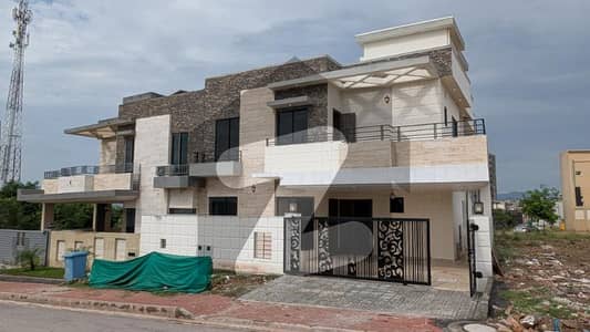 11-Marla Brand New House/Back side huge Garden/Owner built house for sale