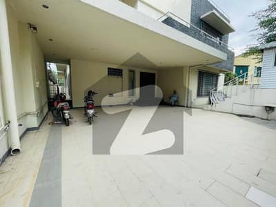 ایف ۔ 7 اسلام آباد میں 9 کمروں کا 1 کنال مکان 15.0 لاکھ میں کرایہ پر دستیاب ہے۔