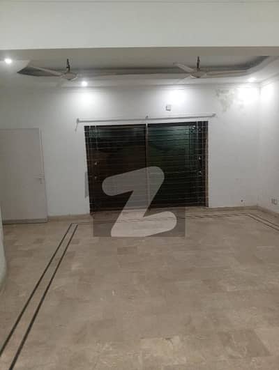 فیصل ٹاؤن لاہور میں 4 کمروں کا 10 مرلہ مکان 1.6 لاکھ میں کرایہ پر دستیاب ہے۔