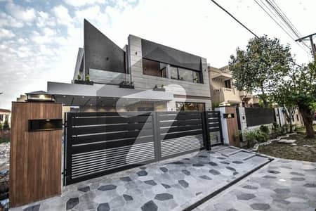 5 MARLA ELEGANT AND FULLY MAINTAINED SUPER HOT LOCATED BUNGALOW IS AVAILABLE IN THE BEST BLOCK OF DHA LAHORE