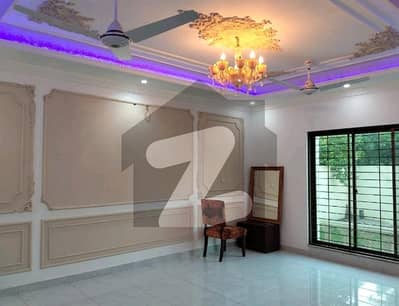 بحریہ ٹاؤن سیکٹر ای بحریہ ٹاؤن,لاہور میں 5 کمروں کا 10 مرلہ مکان 3.5 کروڑ میں برائے فروخت۔