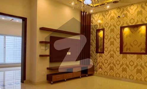 بحریہ ٹاؤن سیکٹر سی بحریہ ٹاؤن,لاہور میں 5 کمروں کا 1 کنال مکان 5.5 کروڑ میں برائے فروخت۔