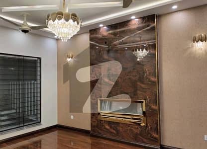 بحریہ ٹاؤن سیکٹر سی بحریہ ٹاؤن,لاہور میں 5 کمروں کا 10 مرلہ مکان 3.8 کروڑ میں برائے فروخت۔