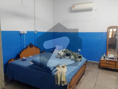 نارتھ ناظم آباد کراچی میں 11 کمروں کا 1 کنال عمارت 4.5 لاکھ میں کرایہ پر دستیاب ہے۔